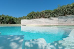 Bazén v ubytovaní Villa piscina a due passi dal mare alebo v jeho blízkosti