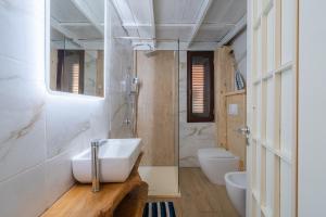 Kúpeľňa v ubytovaní Villa piscina a due passi dal mare + 30 fotografií