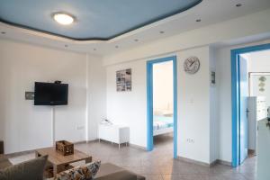 TV a/nebo společenská místnost v ubytování D&G Azure Greens Apartment