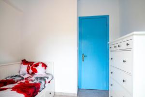 Postel nebo postele na pokoji v ubytování D&G Azure Greens Apartment