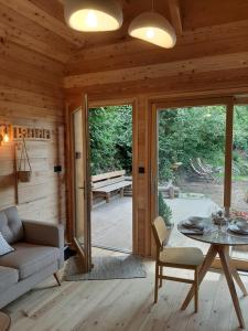 Posezení v ubytování Petit chalet neuf indépendant 2 pers "La cabane de Jean " + 25 fotografií