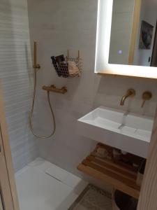 Petit chalet neuf indépendant 2 pers "La cabane de Jean "的一间浴室