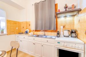 Kuchyň nebo kuchyňský kout v ubytování Maestro Apartment
