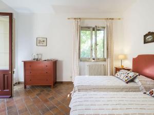 een slaapkamer met twee bedden, een ladekast en een raam bij Villa Del Parco in Agnone Bagni +25 foto's