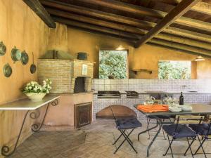 een keuken met een tafel en stoelen in een kamer bij Villa Del Parco in Agnone Bagni