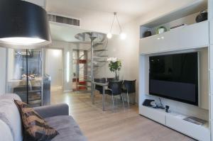 TV a/nebo společenská místnost v ubytování Milan Royal Suites - Centro Brera