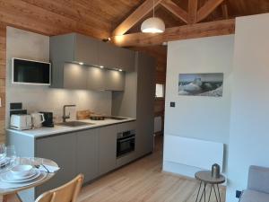 Kuchyň nebo kuchyňský kout v ubytování Petit chalet neuf indépendant 2 pers "La cabane de Jean "