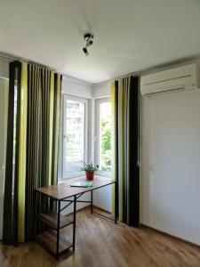 een kamer met een tafel en een raam bij Дом Крумови in Boergas +6 foto's