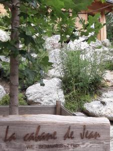 Petit chalet neuf indépendant 2 pers "La cabane de Jean "外面的花园
