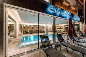 Hotel Sedona Lodge内部或周边的泳池