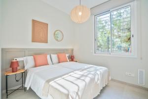 Postel nebo postele na pokoji v ubytování Sitges Spaces Garden Condo-2 Bedrooms, 2 Bathrooms, Garden Terrace, Near center, Sleeps up to 6- Monthly Rentals Only