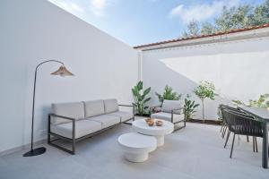 Posezení v ubytování Sitges Spaces Garden Condo-2 Bedrooms, 2 Bathrooms, Garden Terrace, Near center, Sleeps up to 6- Monthly Rentals Only
