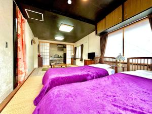 Postel nebo postele na pokoji v ubytování 酒と宿と不動産-yado-