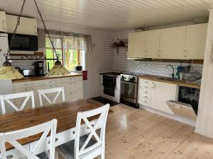 Η κουζίνα ή μικρή κουζίνα στο Charmiga Norrangen +24 φωτογραφίες