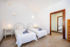 Ένα ή περισσότερα κρεβάτια σε δωμάτιο στο Ca La Lluna +23 φωτογραφίες
