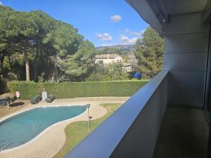 サガロにあるApartamento en s'agaroの家のバルコニーからスイミングプールの景色を望めます。