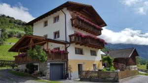 una casa con fiori sui balconi di Apart Ferienglück a Kauns