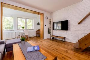 TV a/nebo společenská místnost v ubytování Bądkowskiego Two-Level Apartment