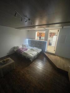 A bed or beds in a room at Mini domek