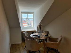 Posezení v ubytování Nr 2 Modernes Apartment in Historischer Marktplatzlage 56 qm # Cosiness Company 22 + 10 fotografií