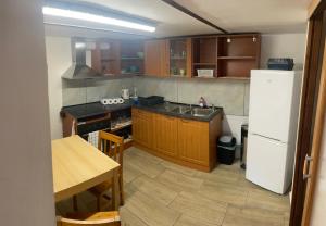 una pequeña cocina con nevera blanca y mesa en Mini domek, en Chrudim