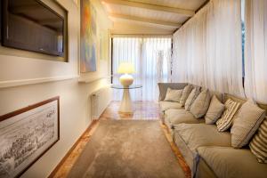 ein Wohnzimmer mit einem Sofa und einem Tisch in der Unterkunft Hotel Beaurivage in Fano