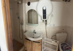 A bathroom at Mini domek Még 7 kép