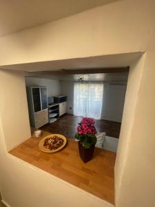 Una sala de estar con una mesa y un plato de comida. en Mini domek, en Chrudim