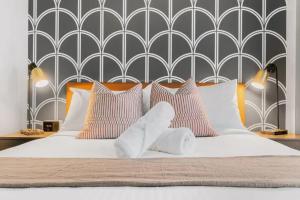 Ένα ή περισσότερα κρεβάτια σε δωμάτιο στο KozyGuru | Haymarket Theatre Precinct City Studio