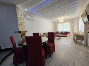 un salon avec une table, des chaises et un canapé dans l'établissement Villa Elaa, à Temlale