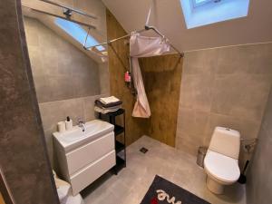 a bathroom with a sink and a toilet at Apartament in Oboźna Droga Masłów