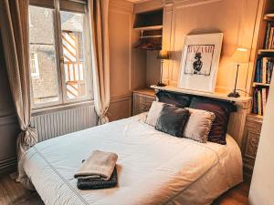 翁弗勒尔Le 105, Honfleur的一间带大床的卧室,带窗户