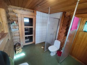 an overhead view of a bathroom with a toilet at Kalliorinteen Mökit Havupirtti in Töysä