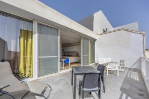 Balkón nebo terasa v ubytování Cosy 2BR Sunlit Penthouse with Large Front Terrace - Close to St Julian's, Sliema, & Valletta + 15 fotografií