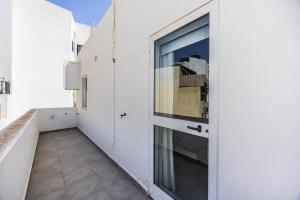 Balkón nebo terasa v ubytování Cosy 2BR Sunlit Penthouse with Large Front Terrace - Close to St Julian's, Sliema, & Valletta