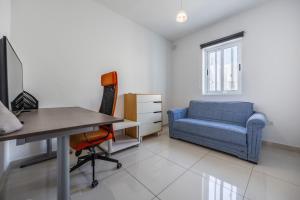 TV a/nebo společenská místnost v ubytování Cosy 2BR Sunlit Penthouse with Large Front Terrace - Close to St Julian's, Sliema, & Valletta