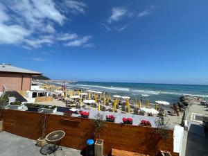 マリーナ・ディ・アンドーラにあるBilocale moderno Marina di Andoraの海の景色を望むビーチ(テーブル、椅子付)