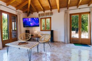 TV a/nebo společenská místnost v ubytování Ca's Pastor - Chalet de montaña