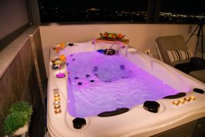 Fotografija v galeriji nastanitve Alex Suite with private jacuzzi v Atenah