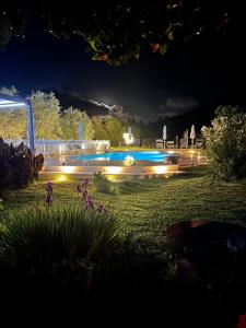 Bazén v ubytování Agriturismo Montefabbrello nebo v jeho okolí