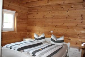 Postel nebo postele na pokoji v ubytování Ferienhaus Harmonie, Sauna,Seeblick, familienfreundlich