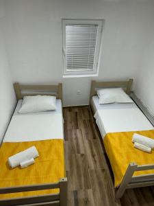 Postel nebo postele na pokoji v ubytování RiO Apartmani