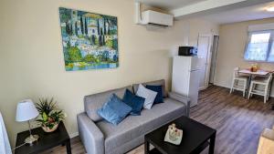 TV a/nebo společenská místnost v ubytování Les loges de Véro DUPLEX , appartement NEUF classé 3 étoiles - Garage vélo et moto - Parking Privé - 1 chambre et un canapé convertible - Géré par PrestaZen'Services