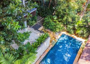 an overhead view of a swimming pool in a garden at Martini Suite and Villa in Kerobokan