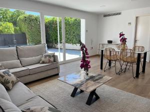 a living room with a couch and a table at Carmen Home in Córdoba