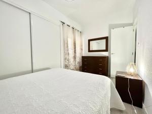 Posteľ alebo postele v izbe v ubytovaní Apartamento 3 dormitorios centro Villajoyosa