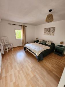 En eller flere senge i et værelse på DOMAINE DE POULHARIES -Merlot + 4 billeder