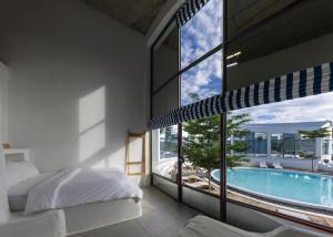 une chambre avec vue sur une piscine dans l'établissement iSea Resort, à Ba Ha