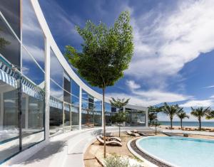 une vue extérieure d'un bâtiment avec piscine dans l'établissement iSea Resort, à Ba Ha