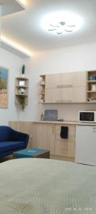 a room with a kitchen with a bed and a table at Diána Apartmanház in Keszthely